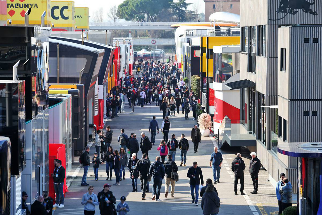 F1チーム、今季は豪華なモーターホームを廃止してテントと日よけで代用