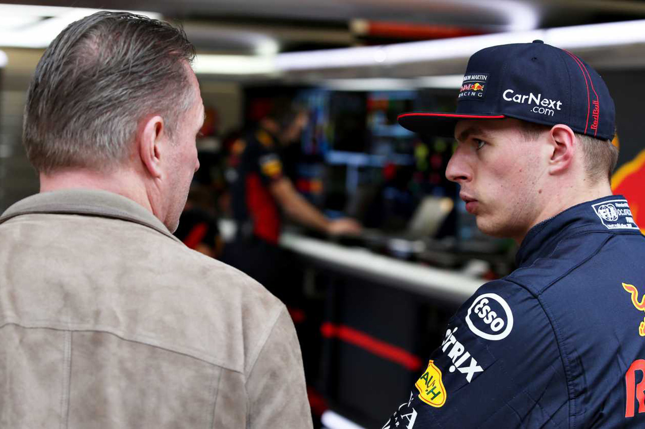 「レッドブル・ホンダF1はメルセデスの背後にいる」とフェルスタッペン父