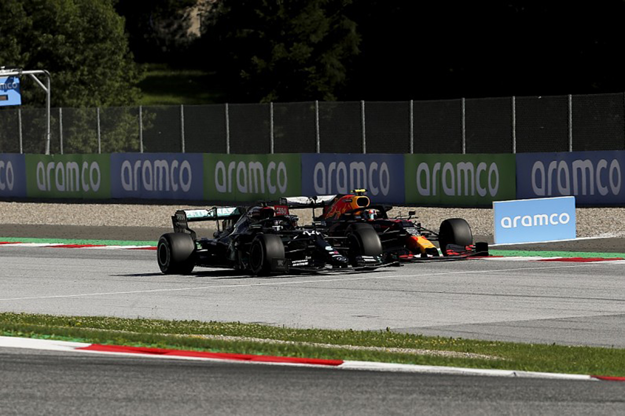 レッドブルF1代表 「ルイス・ハミルトンはアプローチを変えるべき」