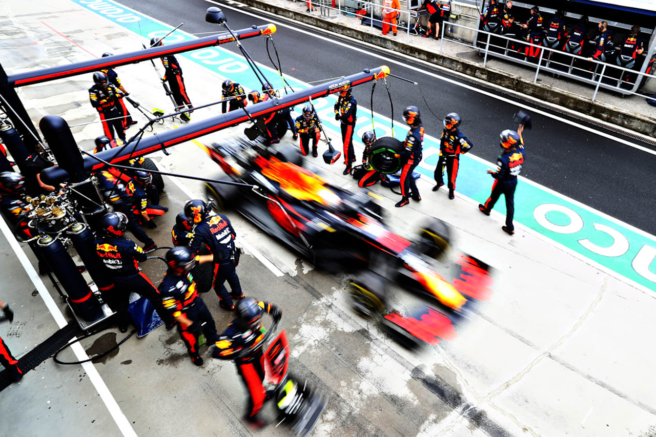 レッドブルF1代表 「競争力のあるマシンを開発したメルセデスに脱帽」
