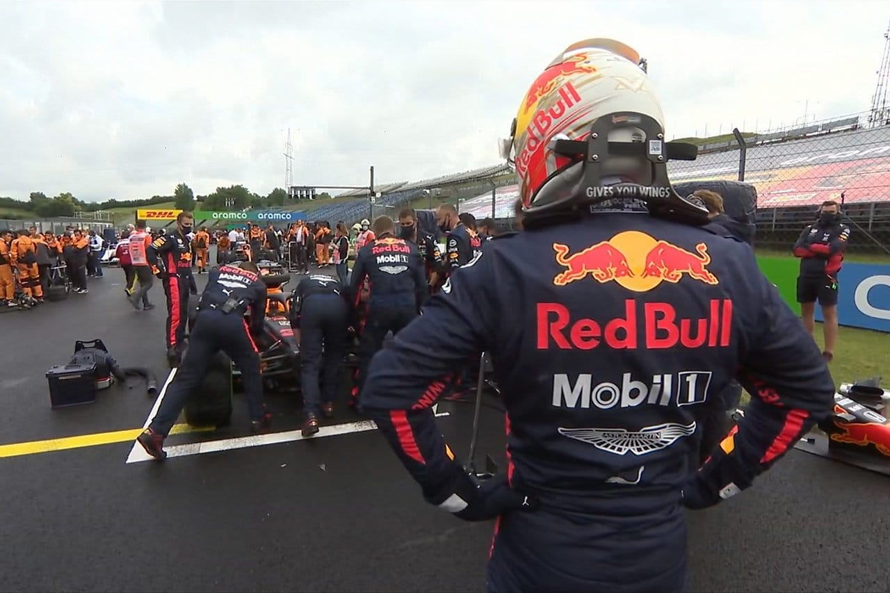 レッドブルF1、新型コロナ対策でアクセスパスを交換しながらマシン修復