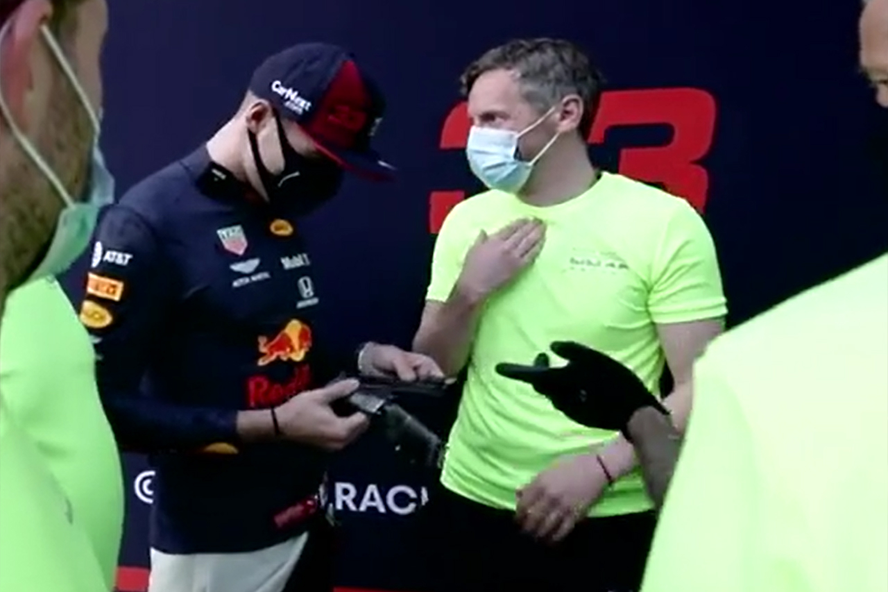 レッドブルF1のメカニック、マックス・フェルスタッペンに“お土産”