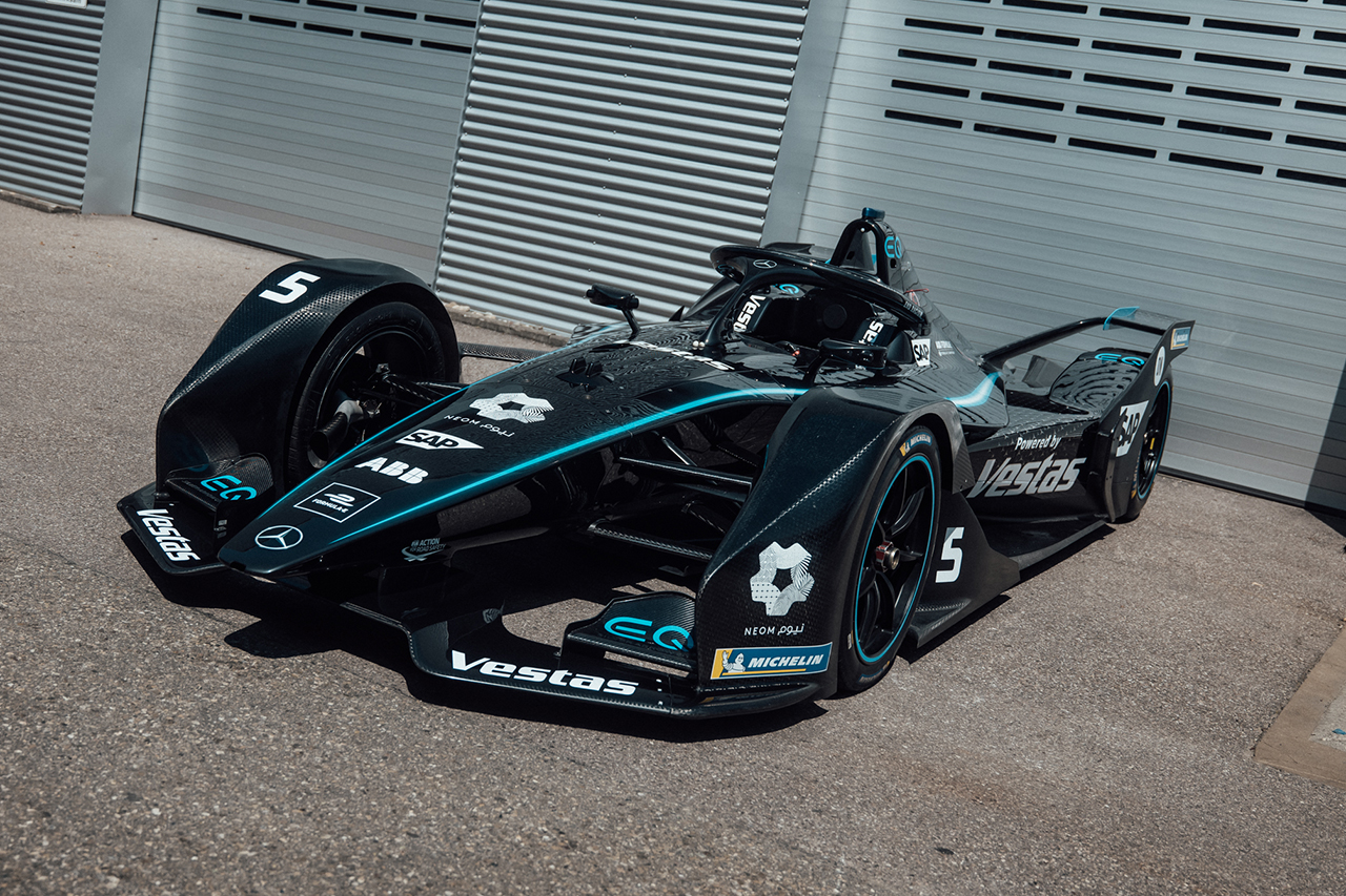 メルセデス、F1チームと同様にフォーミュラEもブラックカラーに変更