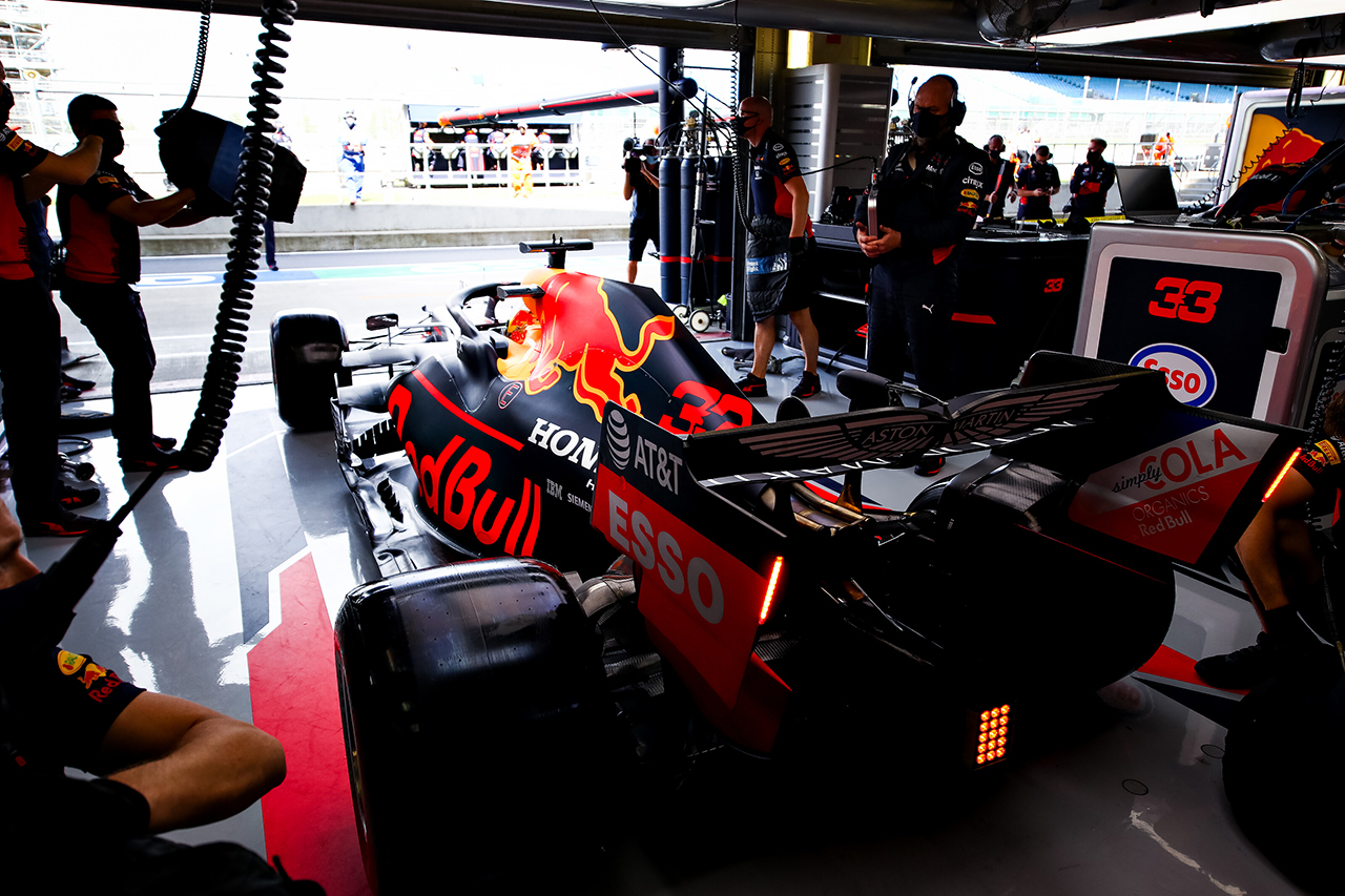 レッドブル・ホンダF1、メルセデスとの大差に“緊張状態”