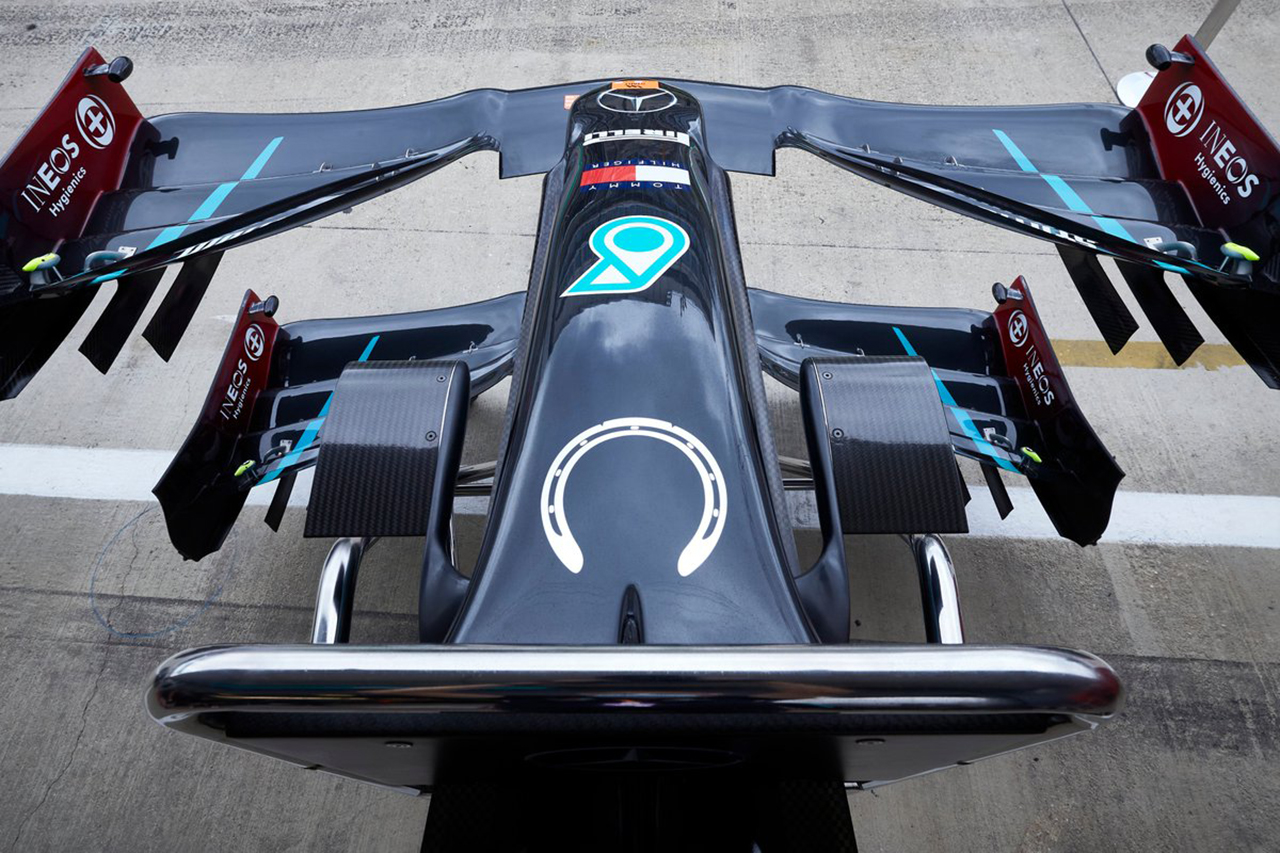 メルセデスF1、故スターリング・モス卿へ敬意を表して“蹄鉄”を掲載