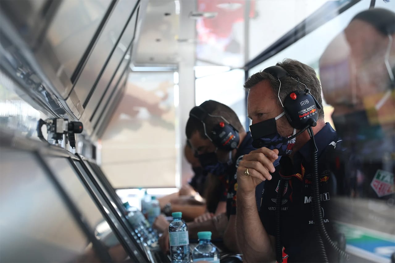 レッドブルF1特集:ピットウォールでは何が起きているのか?