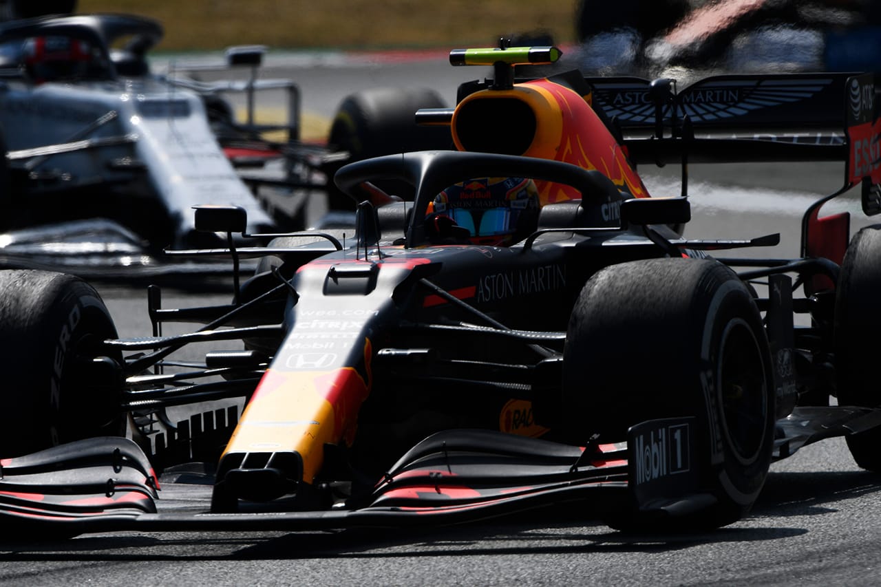 「レッドブルF1はアルボンをフェルスタッペンの生贄に使用した」