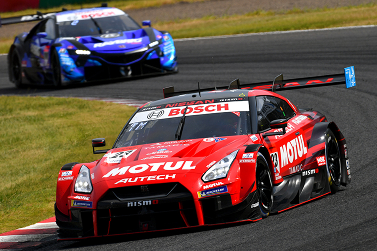 スーパーGT 第3戦 鈴鹿:MOTUL AUTECH GT-Rが荒れたレースで優勝!