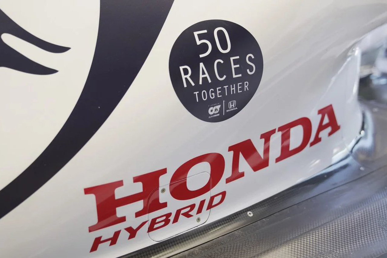 アルファタウリ、ホンダF1との50戦目を記念するロゴを掲載