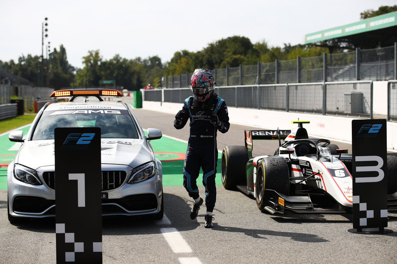 【動画】 FIA-F2で珍事:メディカルカーが1位のボードの前に並ぶ
