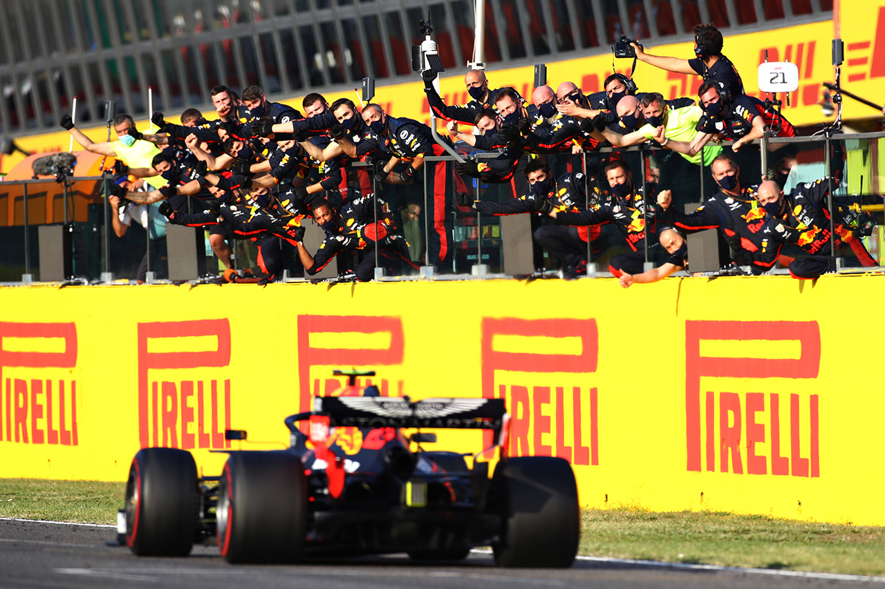 レッドブル・ホンダF1、3位表彰台と0周リタイア 「ほろ苦い一日」