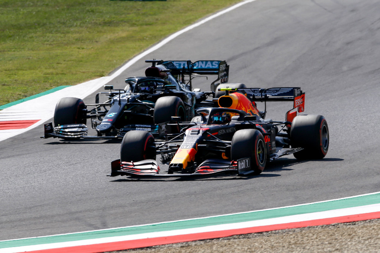 レッドブルF1 「メルセデスはタイヤデグラデーションに神経質になっている」