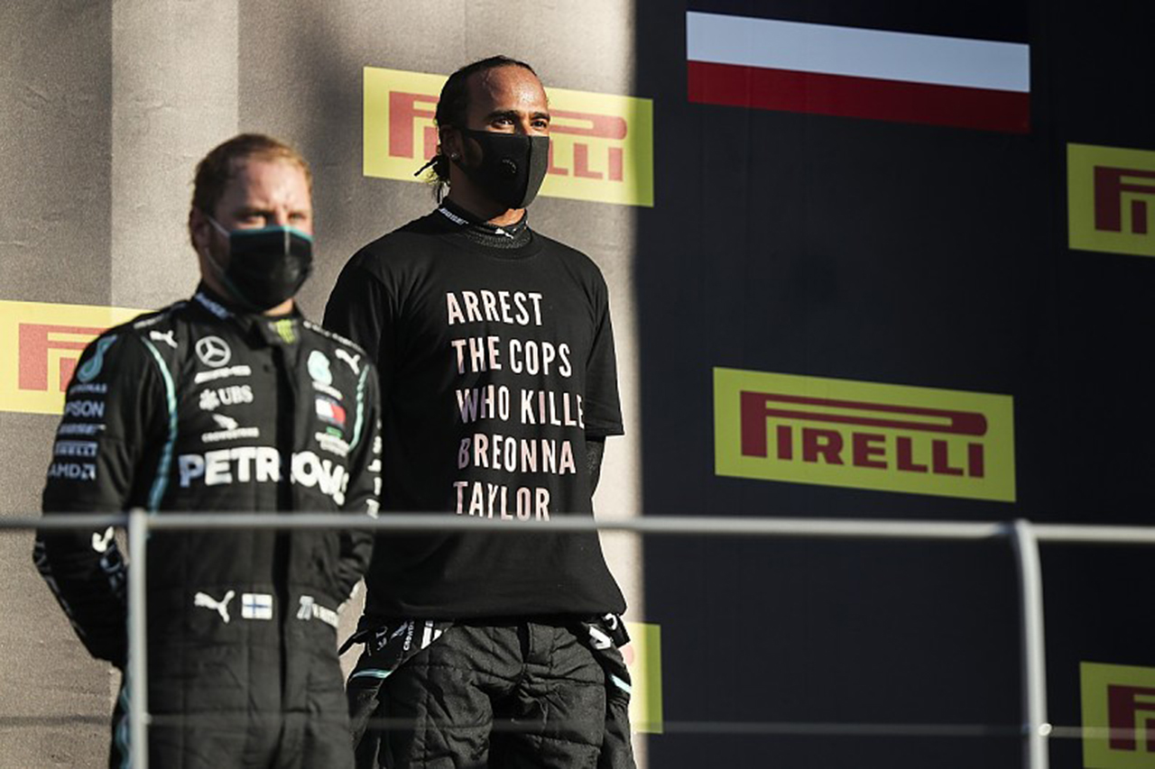 F1:表彰台でのレーシングスーツ以外の着用を禁止