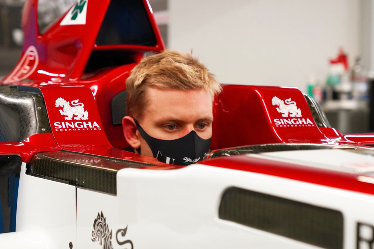 ミック・シューマッハ、アルファロメオF1でシート合わせを完了