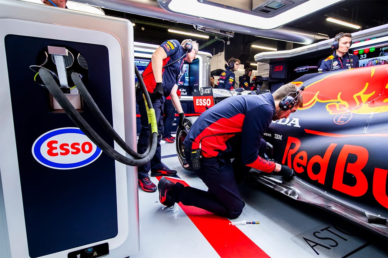 レッドブル・ホンダF1特集：F1用燃料とは？ F1マシンの強大なパワーの源