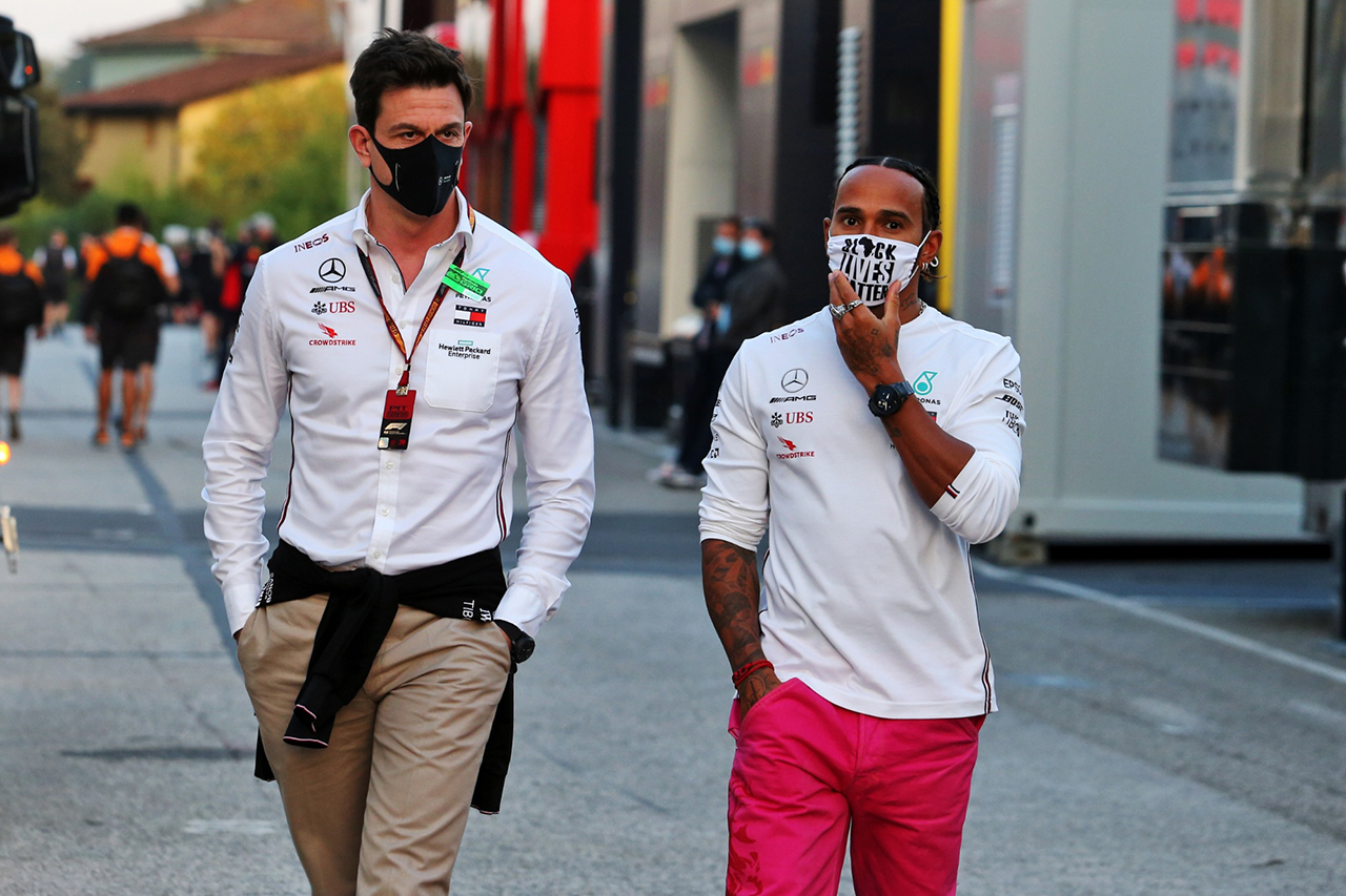 ルイス・ハミルトン 「メルセデスF1との新契約と給与上限は無関係」