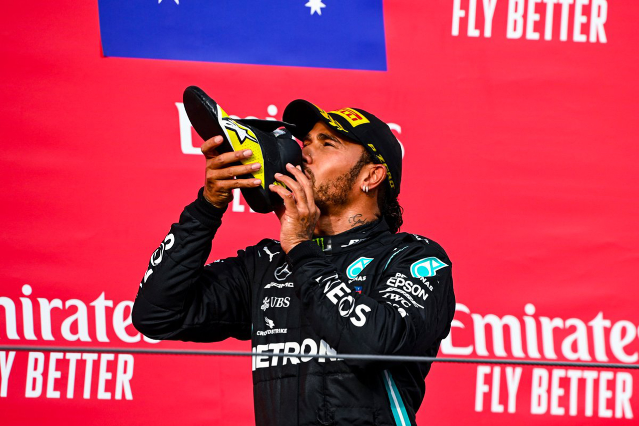 ルイス・ハミルトン、シューイの味は「足指の間にたまったあか(笑)」