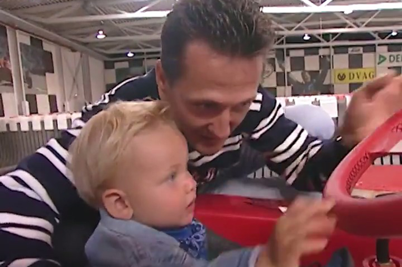 【動画】 ミハエル・シューマッハとカート場を訪れた1歳のミック