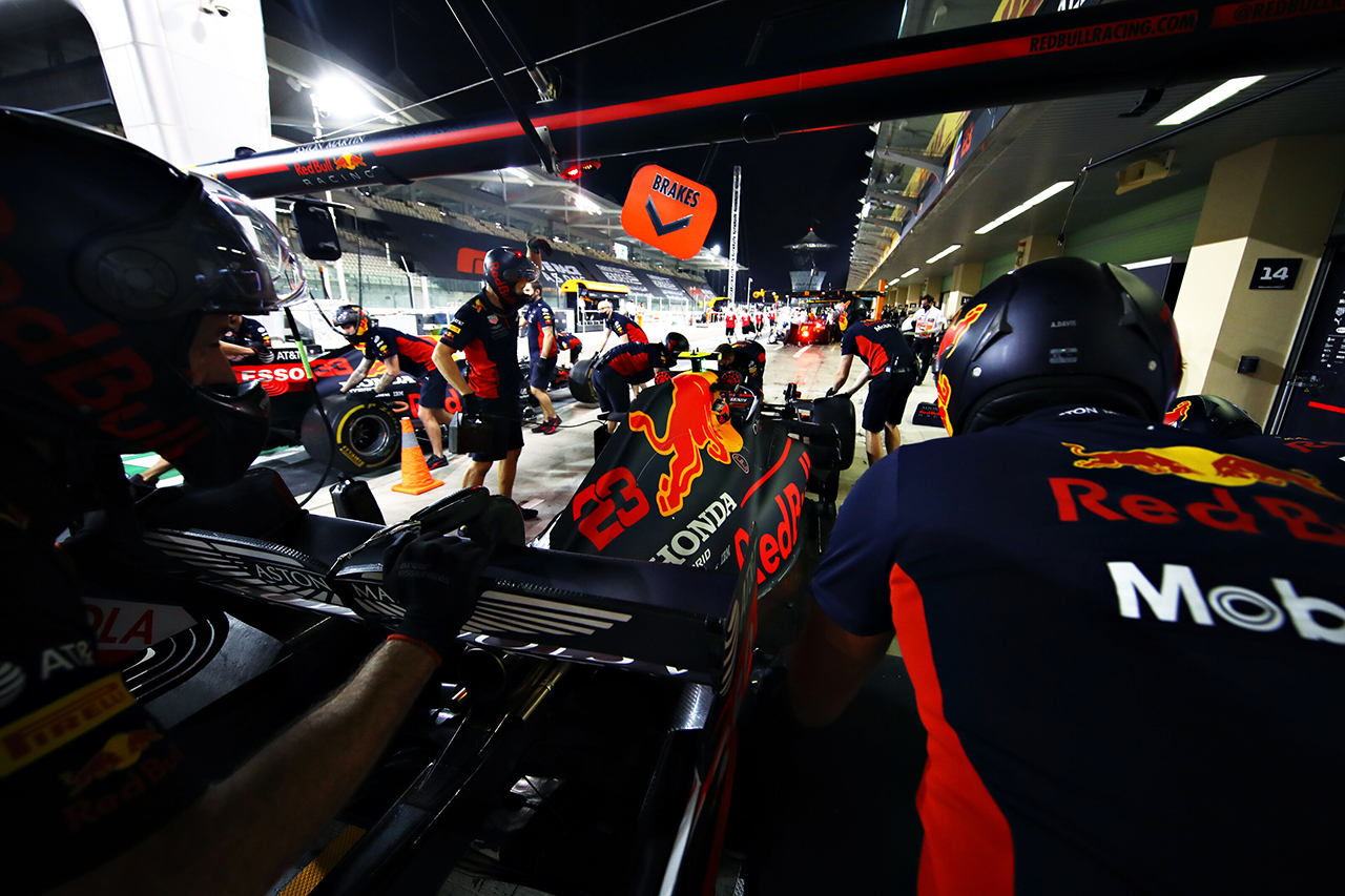 レッドブル・ホンダF1、フェルスタッペンとアルボンのギアボックスを交換