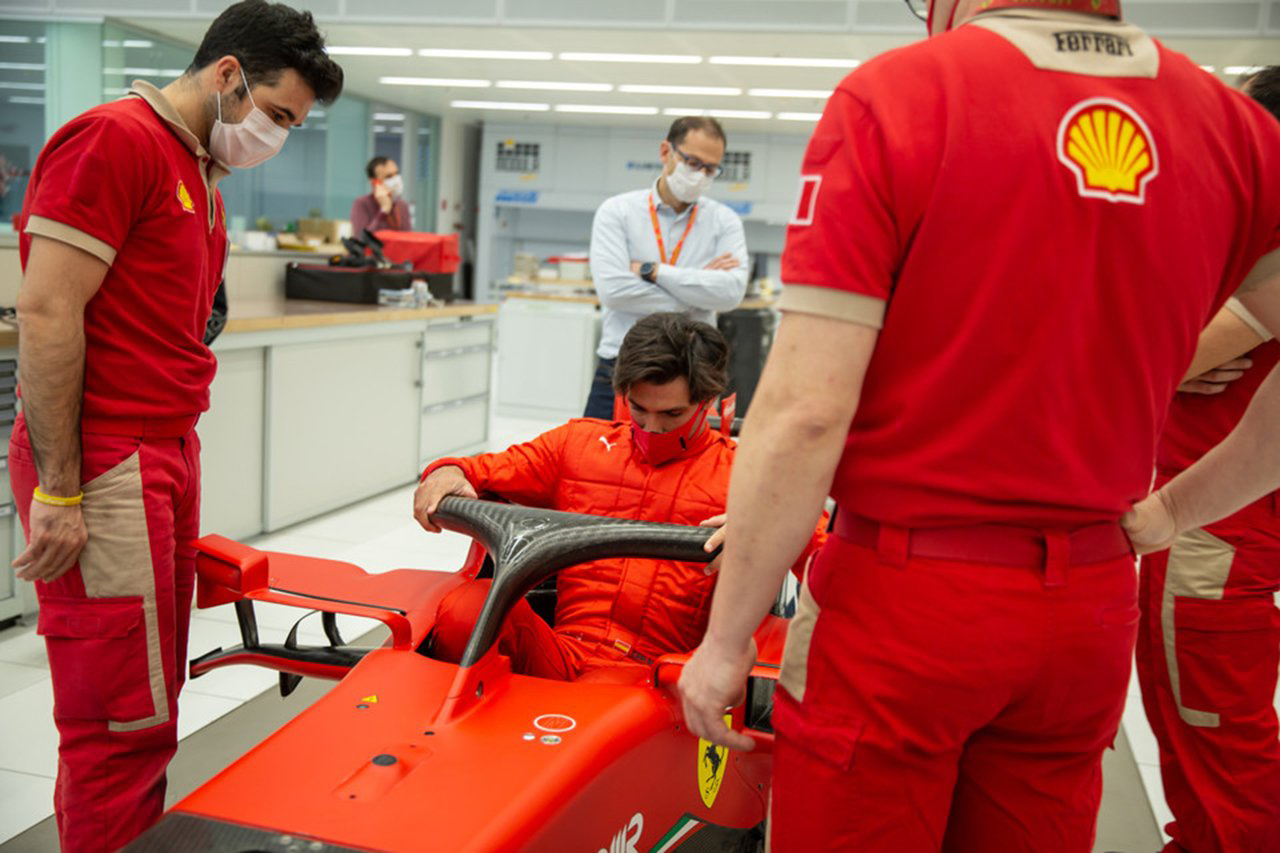 【動画】 カルロス・サインツ、フェラーリのF1マシンでシート合わせ