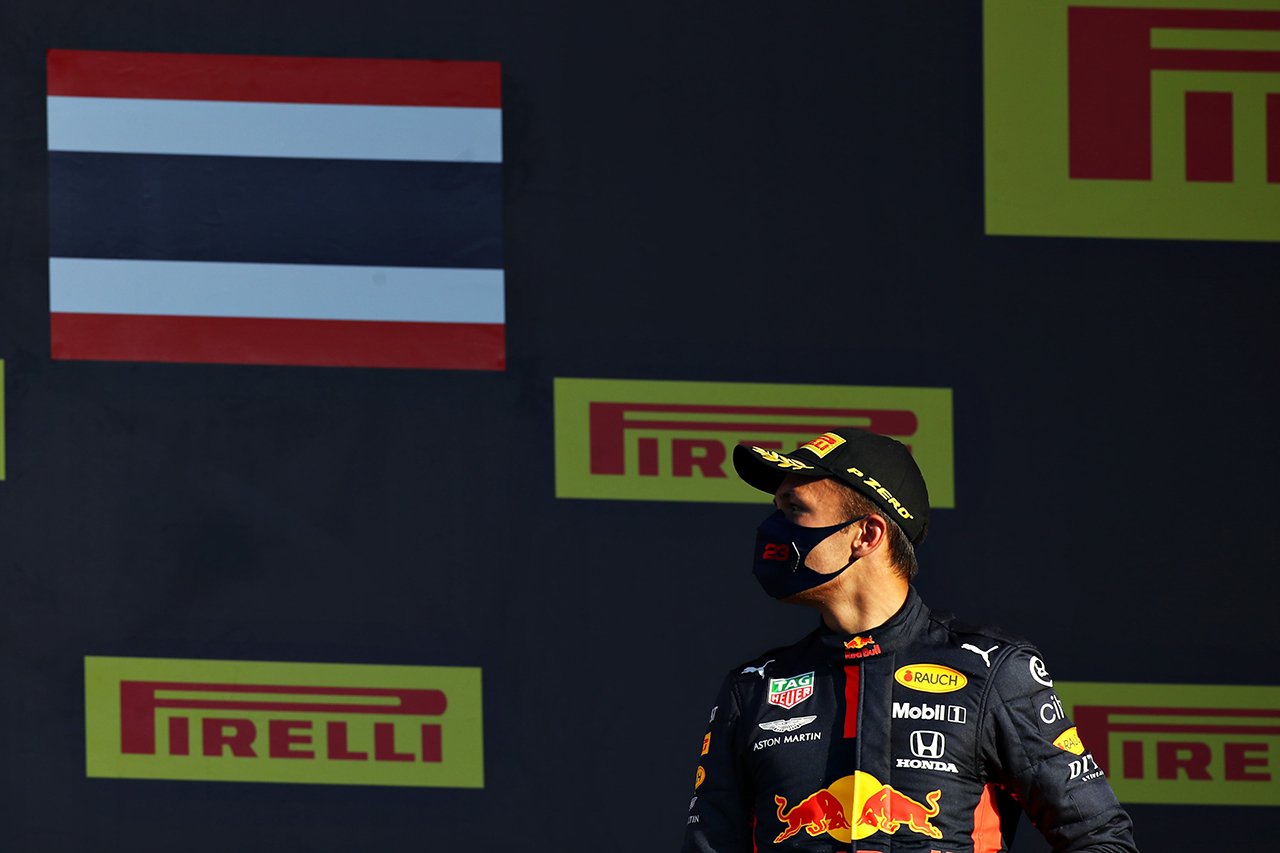 レッドブルF1、タイの創業一家からの“アルボン続投に圧力”の噂を否定
