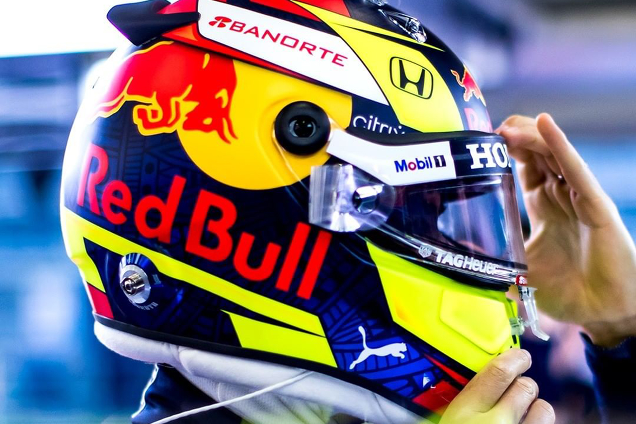 セルジオ・ペレス、“レッドブル・ホンダ仕様”のF1ヘルメットを披露