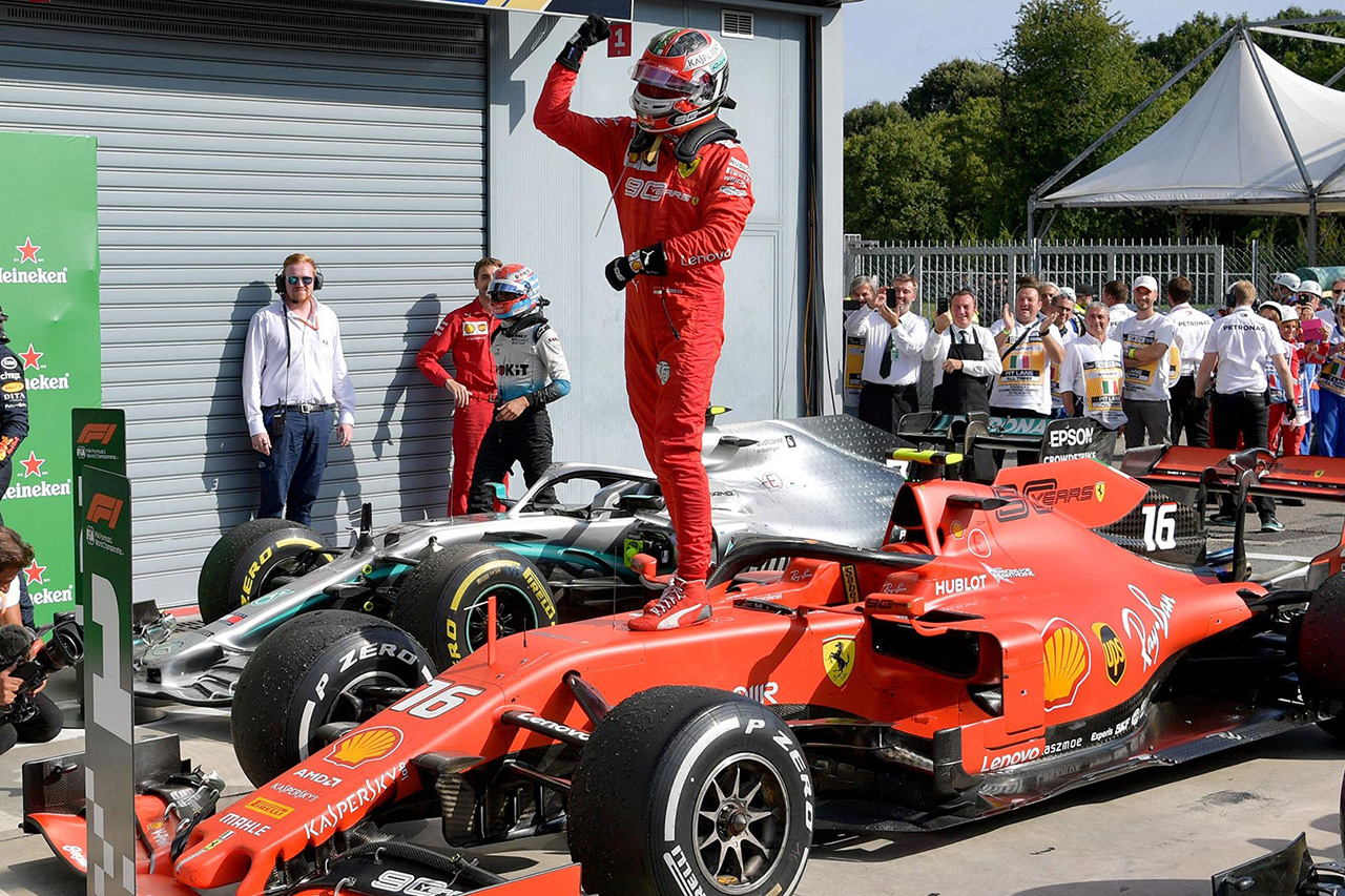 フェラーリF1、シャルル・ルクレールにF1初優勝マシン『SF90』を贈呈