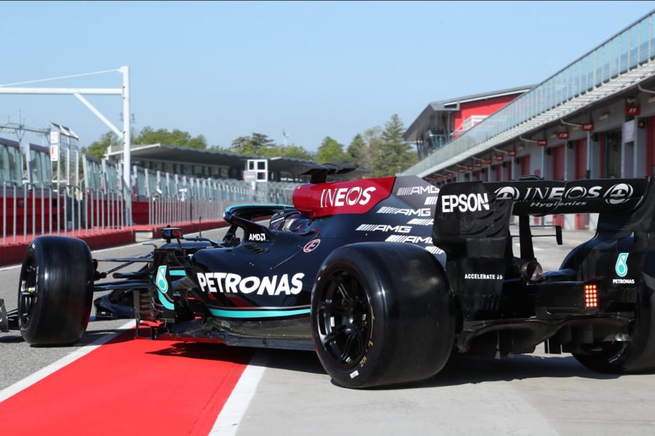 ルイス・ハミルトン、ピレリの18インチのF1タイヤを初テスト
