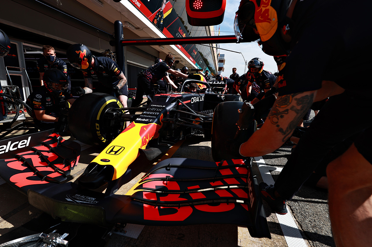 メルセデスF1、レッドブルに警告「15名では強いエンジン製造には不十分」