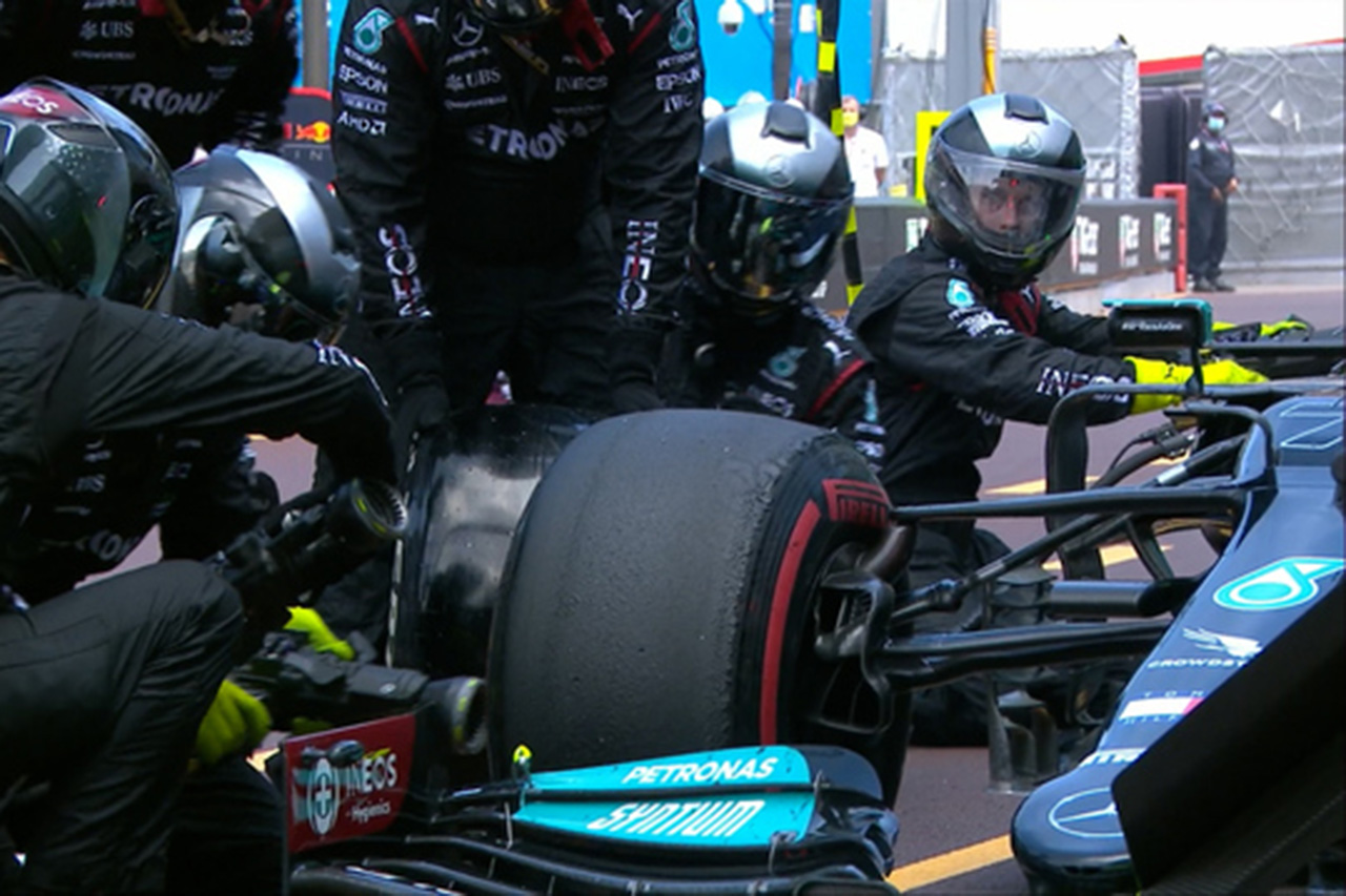 メルセデスF1、ファクトリーに戻るまでボッタスのホイールを外せず