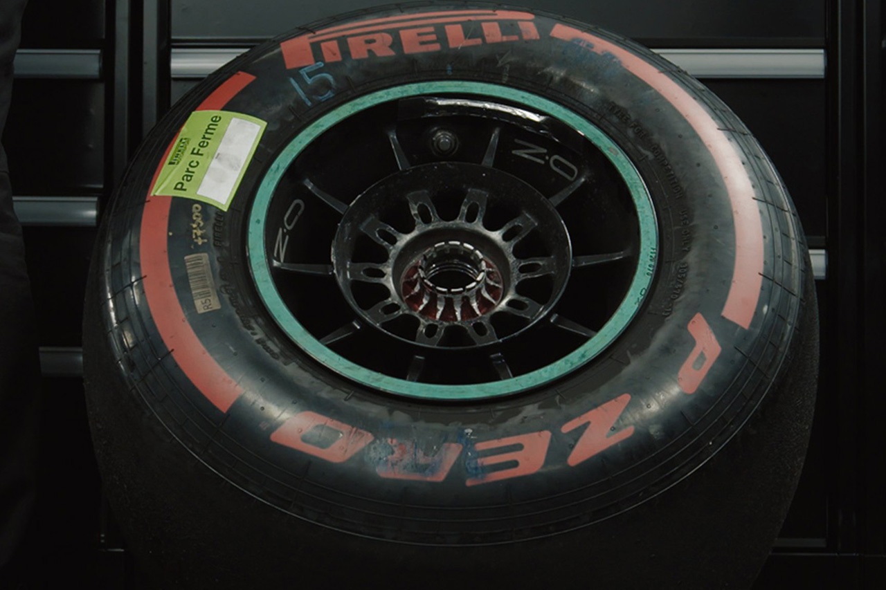 メルセデスF1、バルテリ・ボッタスのマシンからホイールの取り外しに成功