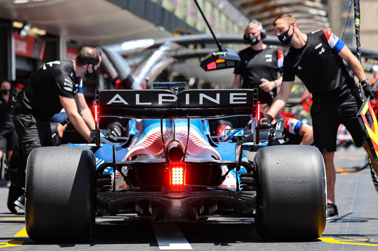 アルピーヌF1 「曲がるリアウイングは空力目的よりも軽量化の結果」