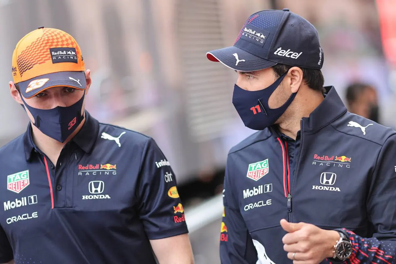 セルジオ・ペレス、フェルスタッペンを称賛「彼は休みをとらない」
