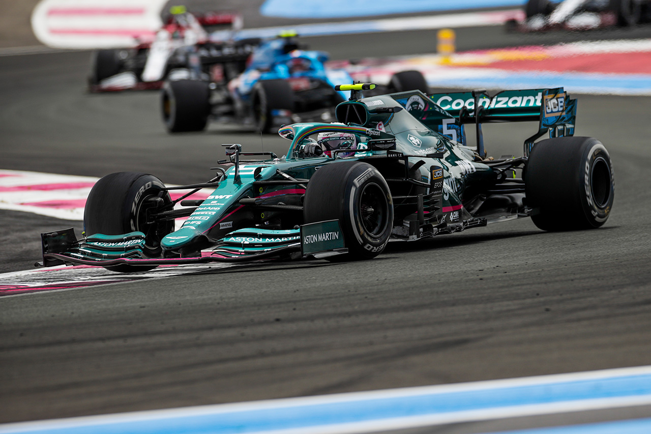 アストンマーティンF1 「タイヤ圧変更で失速したライバルに注目すべき」