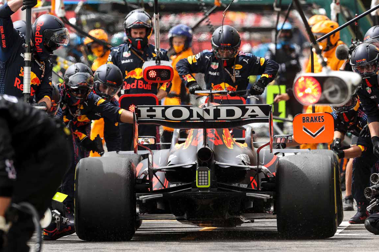 レッドブルF1首脳 「メルセデスは我々のピットストップの優位性を盗んだ」