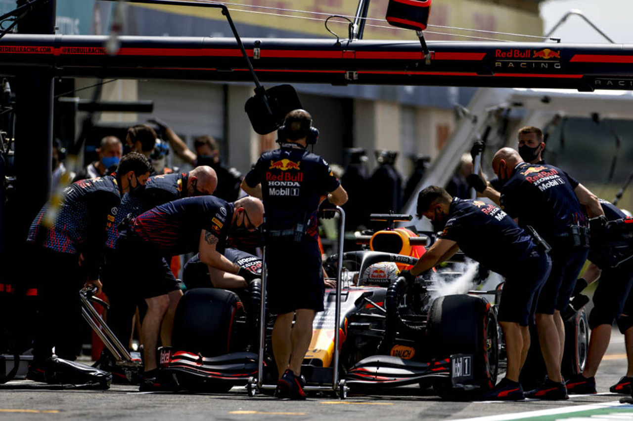 レッドブルF1代表、ピットストップ規制は「我々を遅くするための策略」