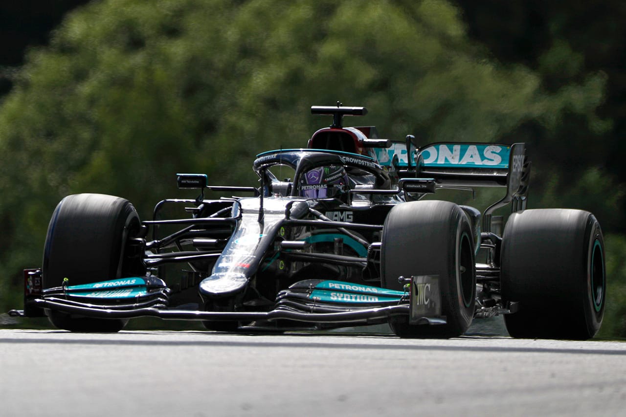 メルセデスF1、セットアップの“奇抜”な実験がレースペースで仇に？！