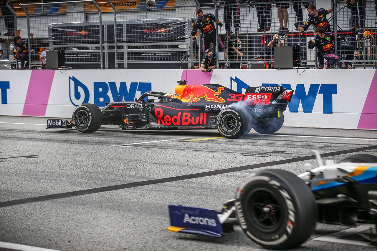 F1：フェルスタッペンの祝勝“バーンアウト”に物言いをつけたFIAに非難の声