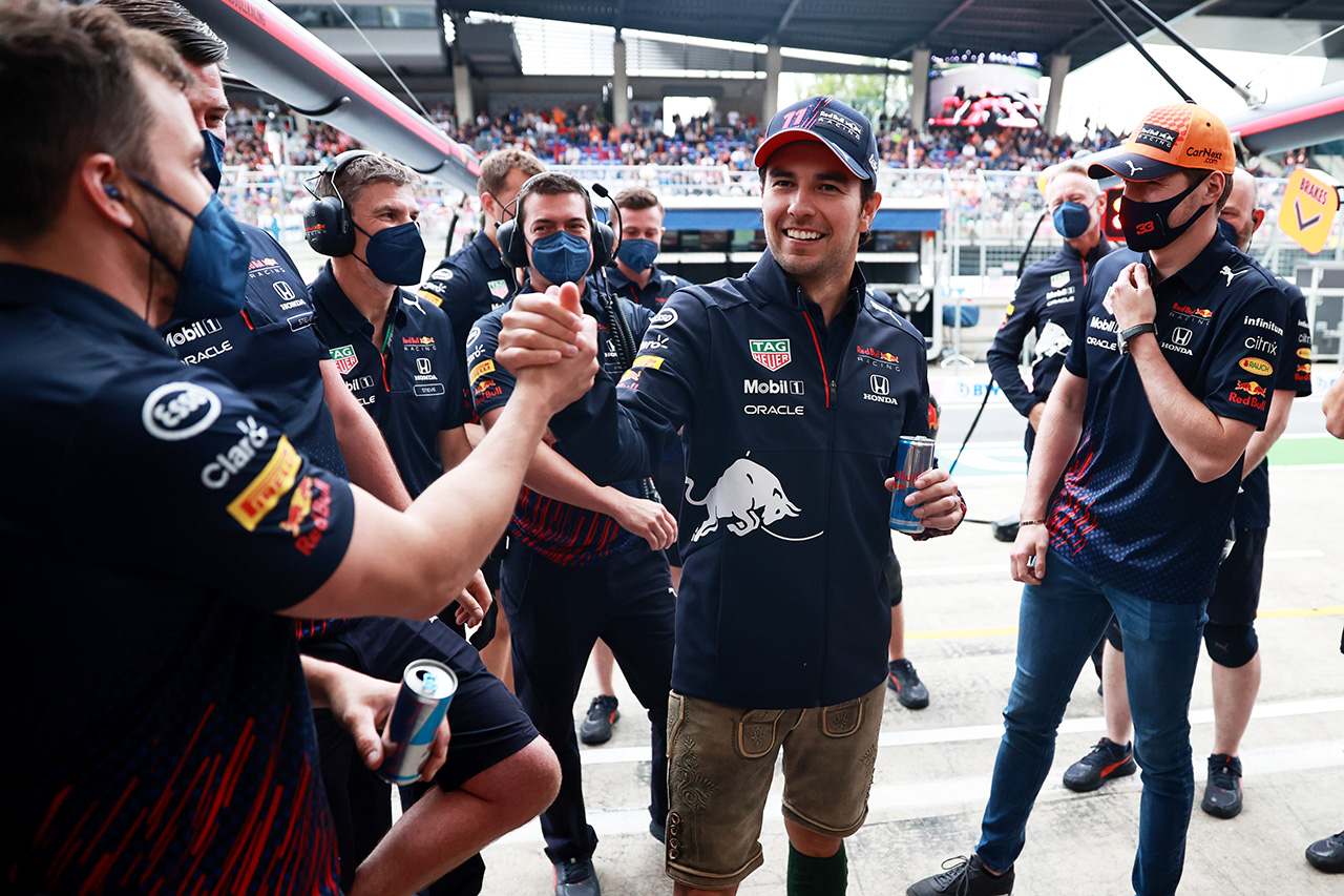 レッドブルF1、セルジオ・ペレスに“1人だけレーダーホーゼン”ドッキリ