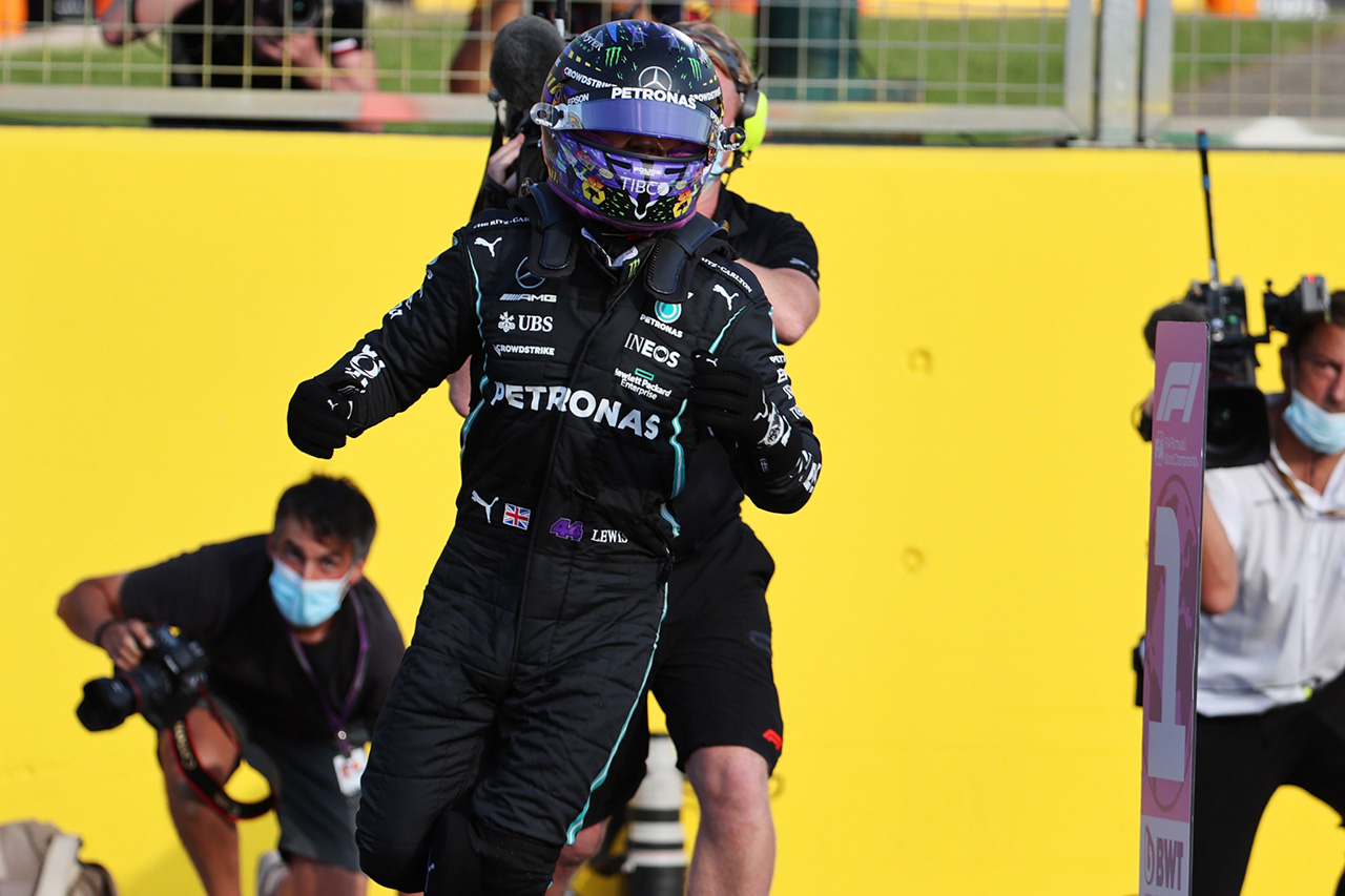 1番グリッド獲得のルイス・ハミルトン、FP1前にシミュレーターで作業