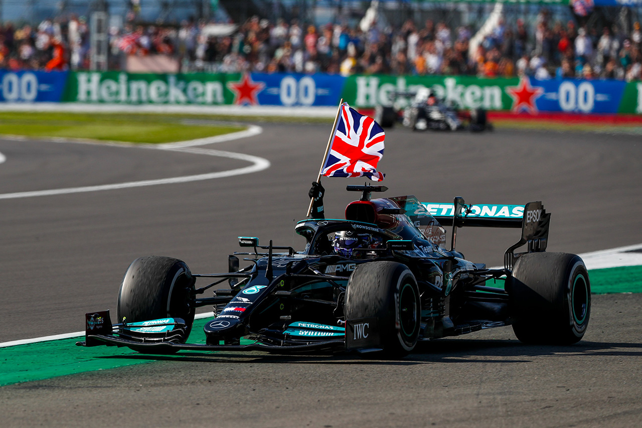 レッドブル・ホンダF1 「メルセデスはライバルだが人種差別に対しては団結」