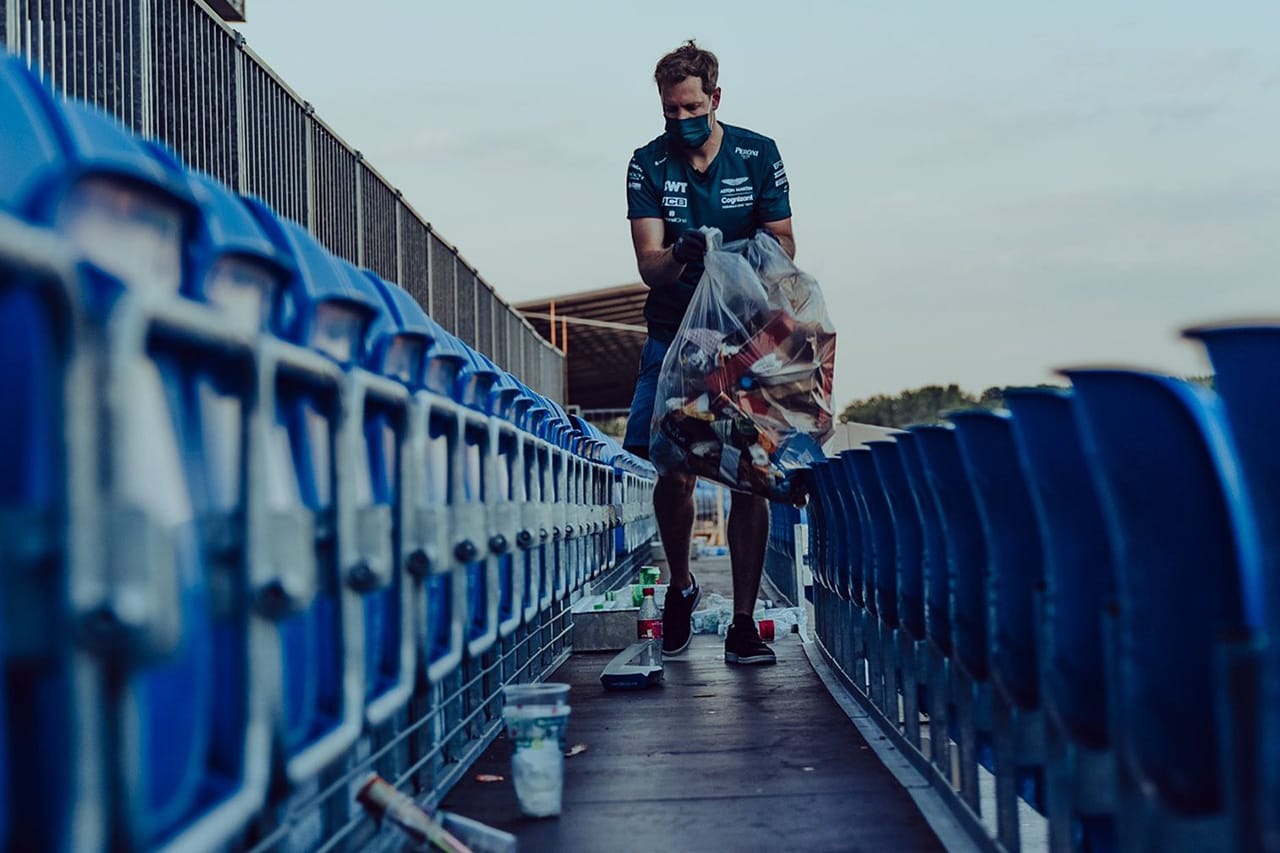 セバスチャン・ベッテル、F1イギリスGP後にグランドスタンドでゴミ拾い