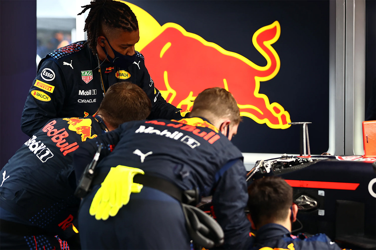レッドブルF1代表 「マックスのクルーもペレスのマシン修復に協力」