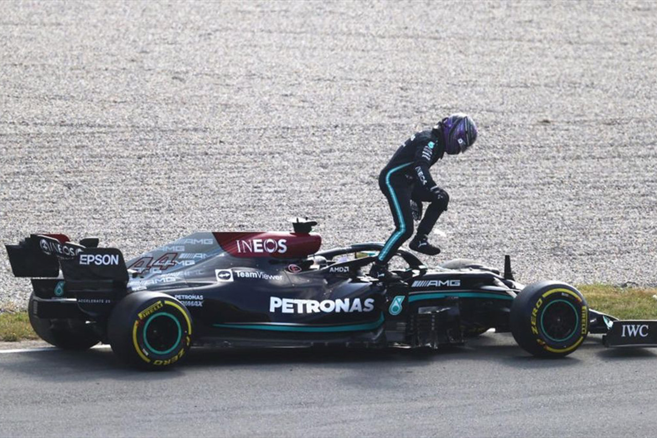 メルセデスF1、ハミルトンのエンジン問題は「オイルシステムの異常動作」