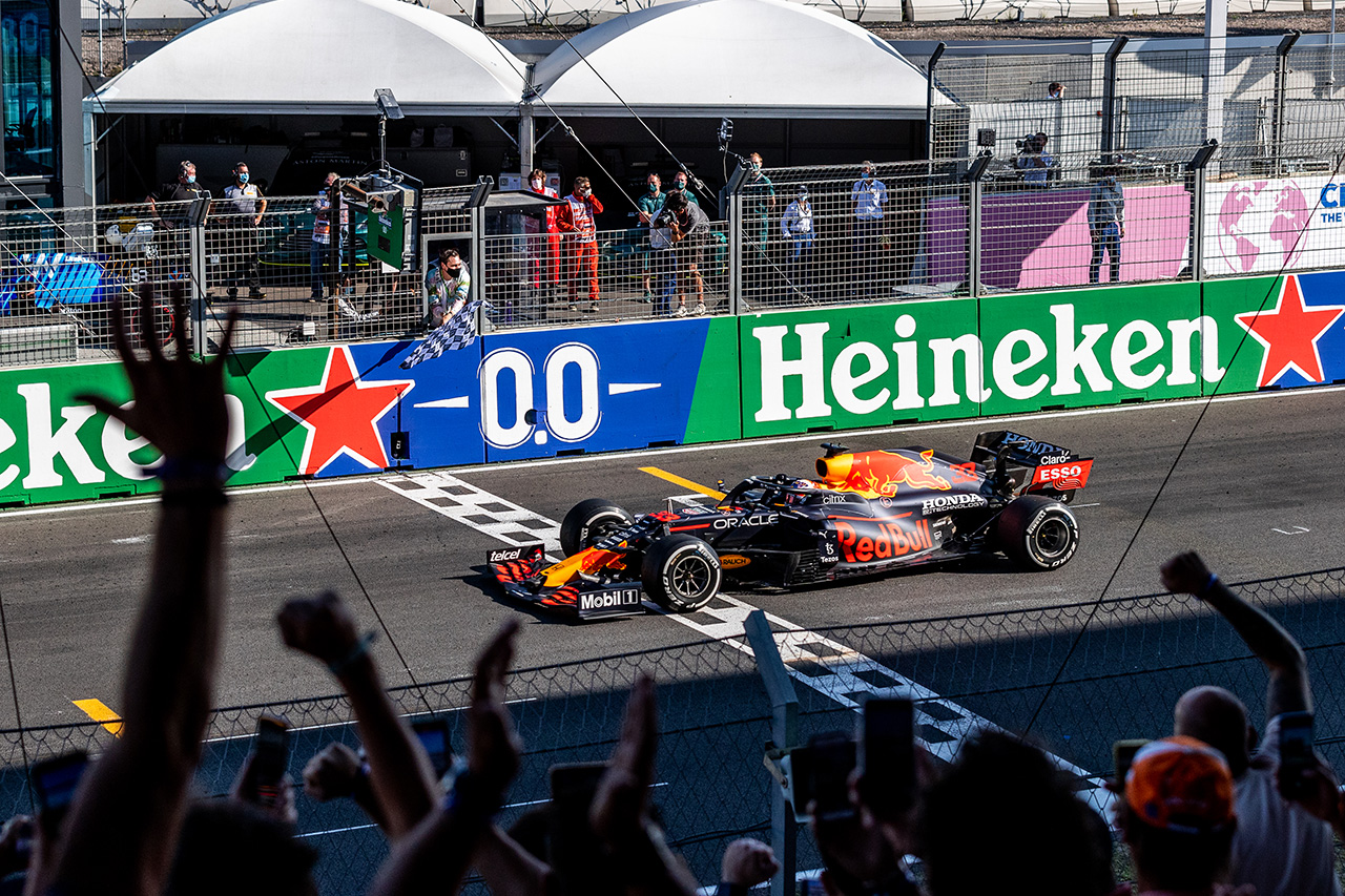レッドブル・ホンダF1 決勝分析:圧倒的なペースでメルセデスの戦略を鎮圧