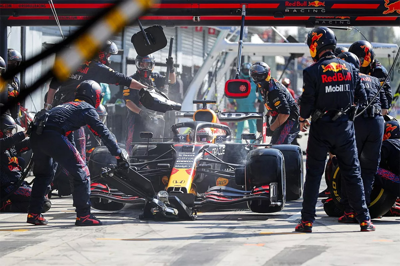 レッドブルF1代表 「ピットストップのヒューマンエラーは技術指令に起因」
