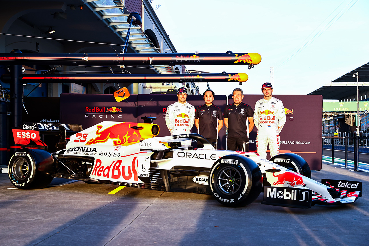 【動画】 レッドブル・ホンダF1陣営、日の丸カラーのRB16Bと記念撮影