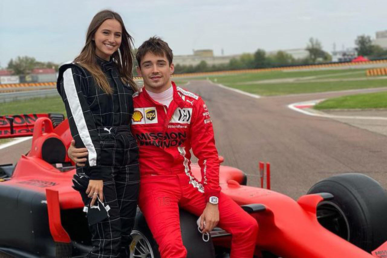 シャルル・ルクレール、美人ガールフレンドと3シーターF1マシンで走行