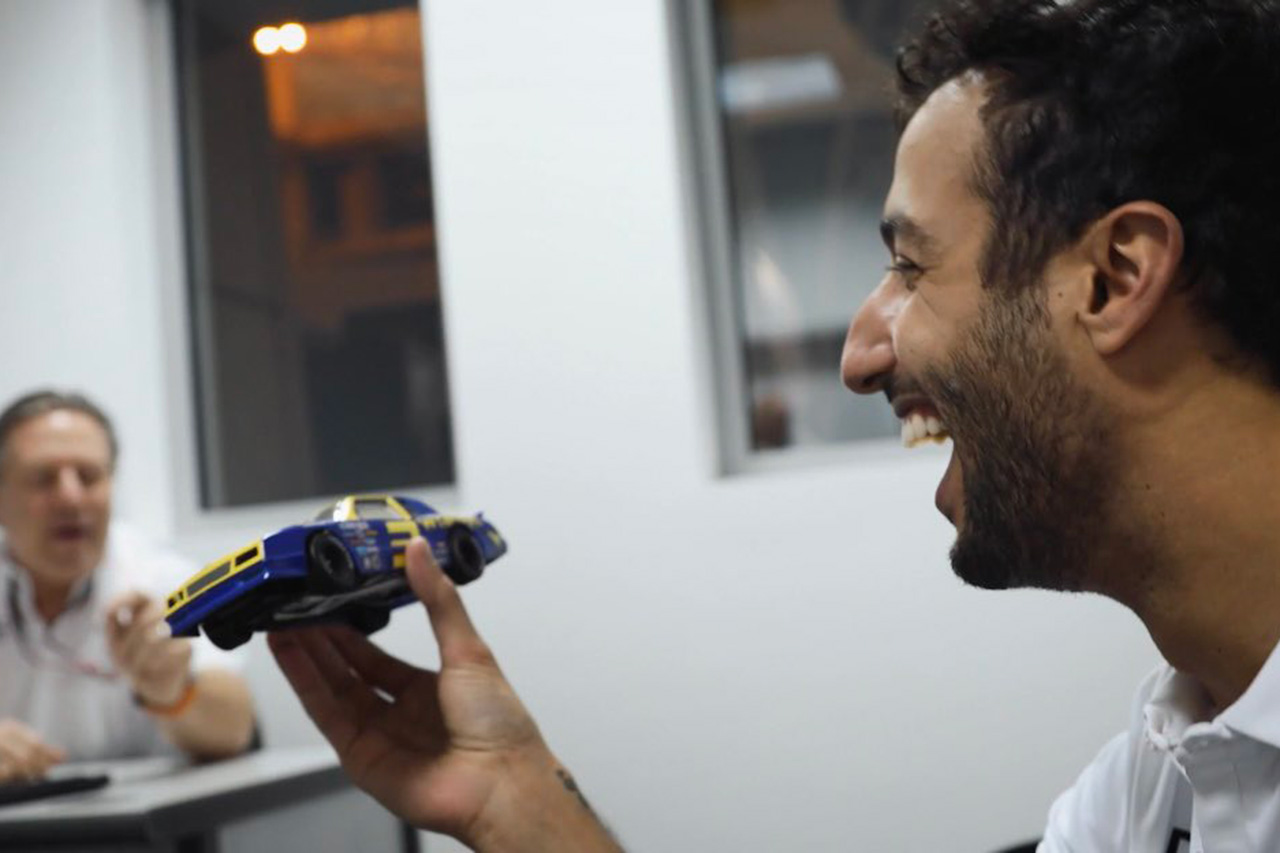 ダニエル・リカルド、F1アメリカGPでアーンハートのNASCARでデモ走行