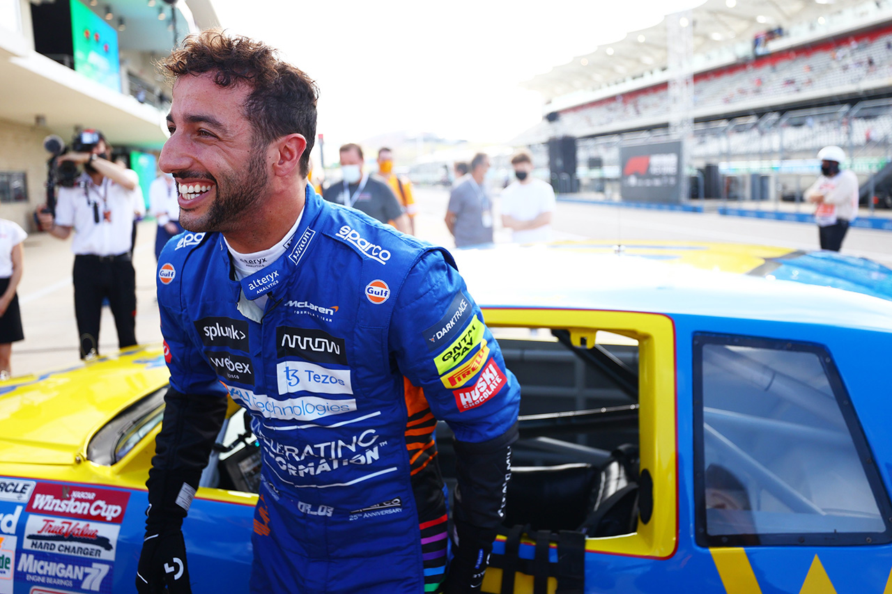 【動画】 ダニエル・リカルド、デイル・アーンハートのNASCARをドライブ